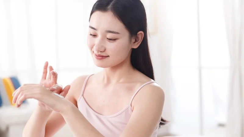Dầu hạnh nhân, lợi ích và cách sử dụng tốt cho sức khỏe 35 Dưỡng ẩm da khô, nứt nẻ, và giúp làm mềm da
