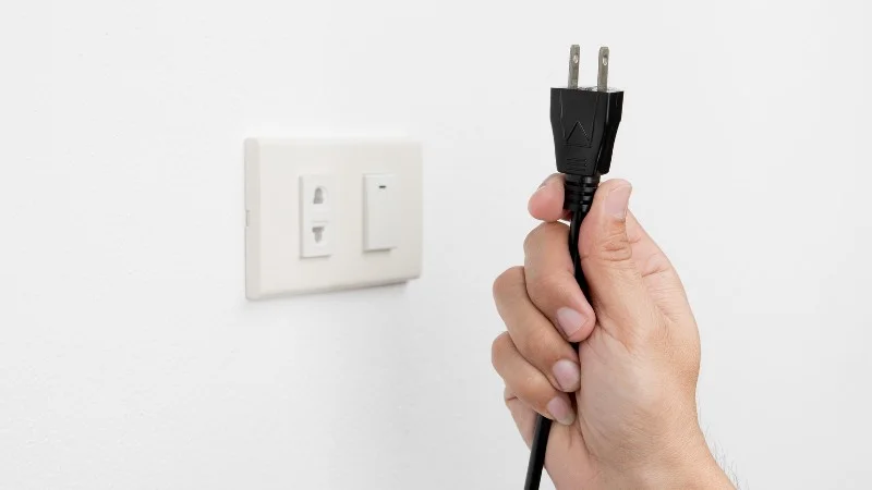5 tác hại của nồi chiên không dầu không phải ai cũng biết 19 Rút nguồn điện khi sử dụng xong