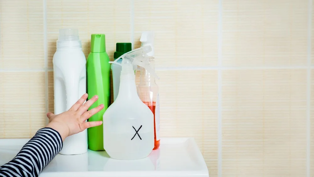 Thuốc diệt kiến sinh học có độc không? Tác hại và lưu ý khi dùng 27 Giữ xa tầm tay trẻ em