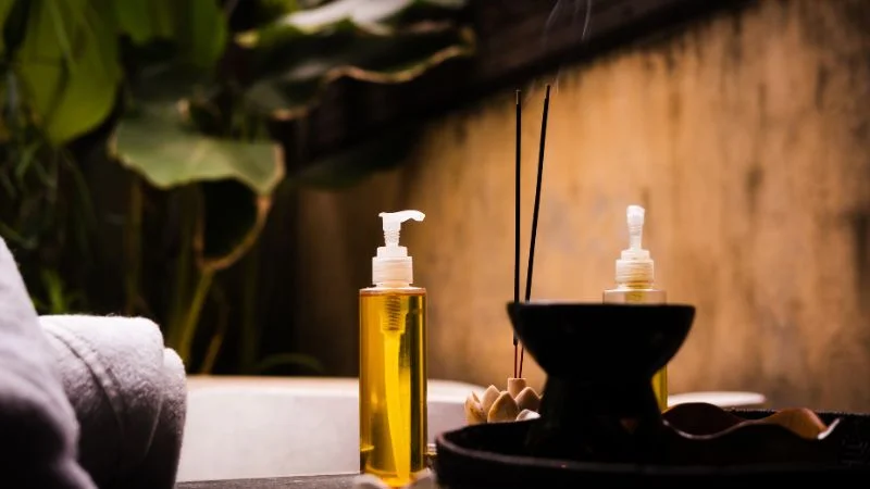 Cách đuổi muỗi trong phòng bằng dầu gió hiệu quả kinh ngạc 14 Kết hợp nhang muỗi và dầu gió