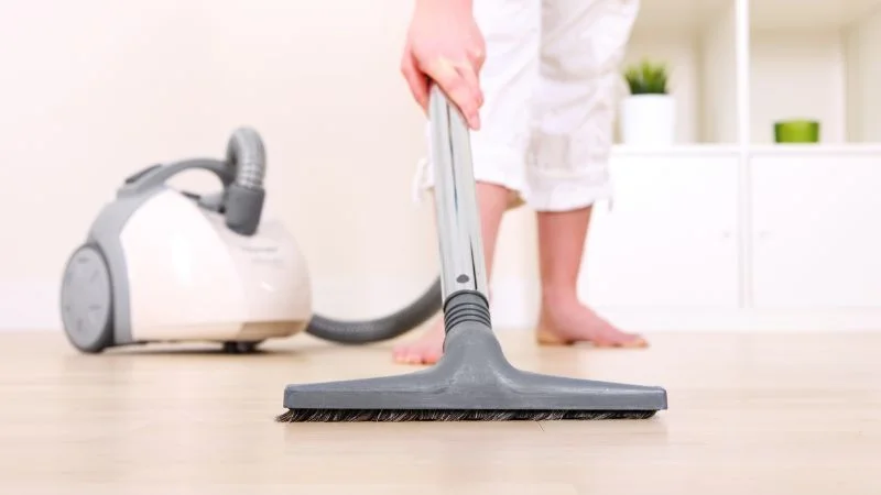 Xịt nước hoa có đuổi được muỗi không? Muỗi có sợ không? 12 Nên dùng nước hoá kết hợp dọn dẹp nhà cửa sạch sẽ bằng máy hút bụi