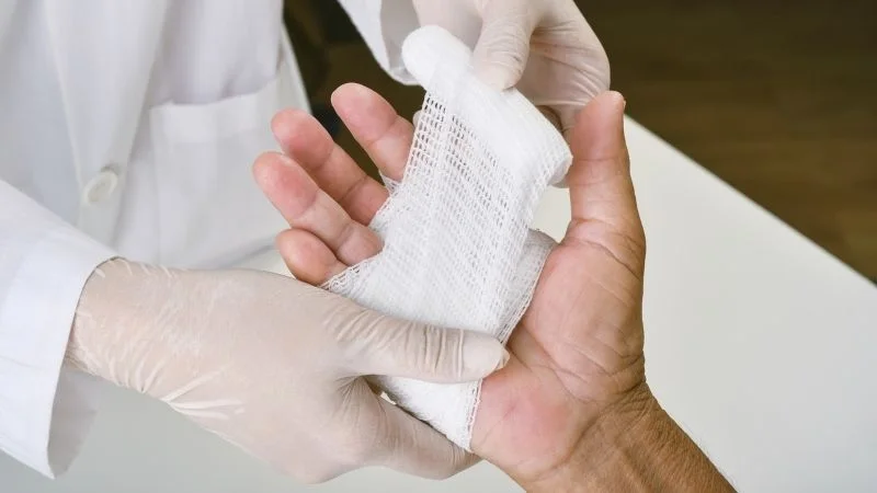 Cách trị rết cắn tại nhà hiệu quả trong trường hợp khẩn cấp 14 Lưu ý cách chữa rết cắn tại nhà phải luôn giữ vết thương trong tình trạng sạch và khô ráo