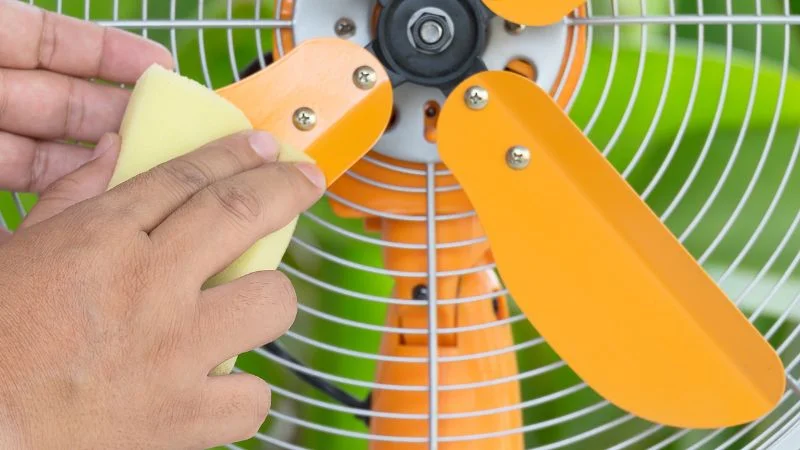 Cách đuổi muỗi trong phòng bằng dầu gió hiệu quả kinh ngạc 12 Thoa dầu gió lên cánh quạt