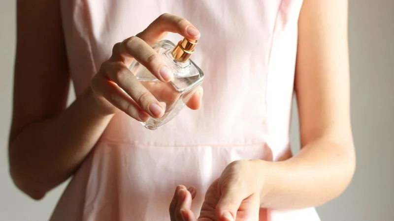 Xịt nước hoa có đuổi được muỗi không? Muỗi có sợ không? 8 Xịt nước hoa vào da để đuổi muỗi