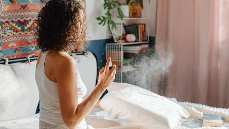 Xịt nước hoa có đuổi được muỗi không? Muỗi có sợ không? 9 Xịt nước hoa vào quần áo để đuổi muỗi