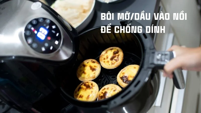 Cách sử dụng nồi chiên không dầu khi mới mua về 23 Bôi mỡ/dầu vào nồi để chống dính