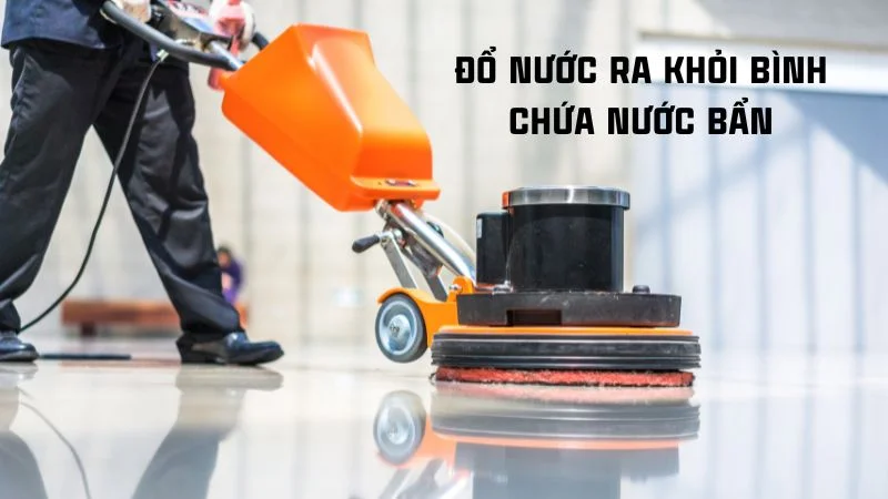 Máy hút bụi có hút được nước không? Nên mua loại nào? 11 Đổ nước ra khỏi bình chứa nước bẩn