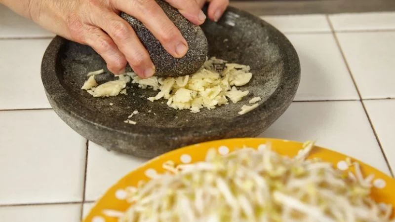 Tổng hợp 3 cách đuổi ruồi bằng tỏi an toàn mà hiệu quả 9 Cách giã tỏi để trong nhà để đuổi ruồi
