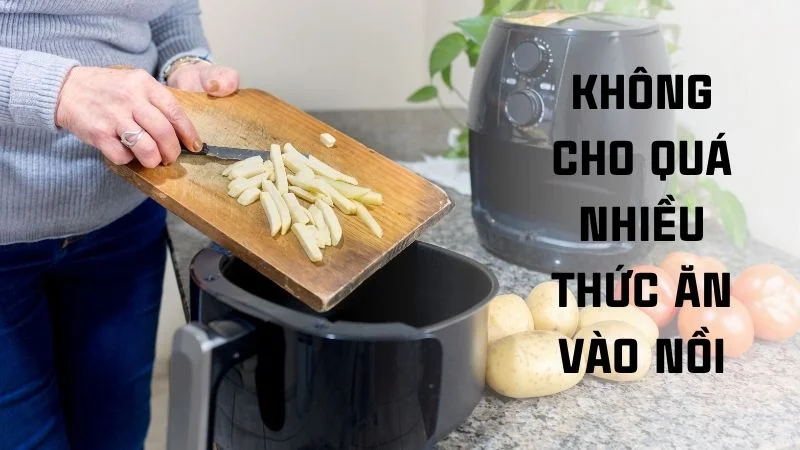 Cách sử dụng nồi chiên không dầu khi mới mua về 24 Không cho quá nhiều thức ăn vào nồi