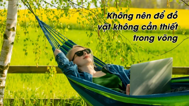 Nằm võng bị đau lưng không? Cách nằm võng không đau lưng 9 Không nên để đồ vật không cần thiết trong võng