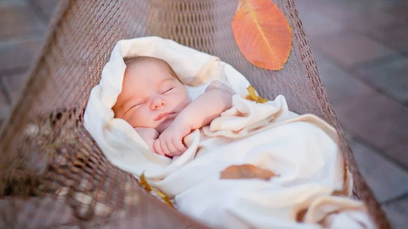 Trẻ 2 tháng tuổi nằm võng được không? Tác hại khôn lường 6 Nhiều người cho trẻ khi chỉ mới 2 tháng tuổi nằm võng