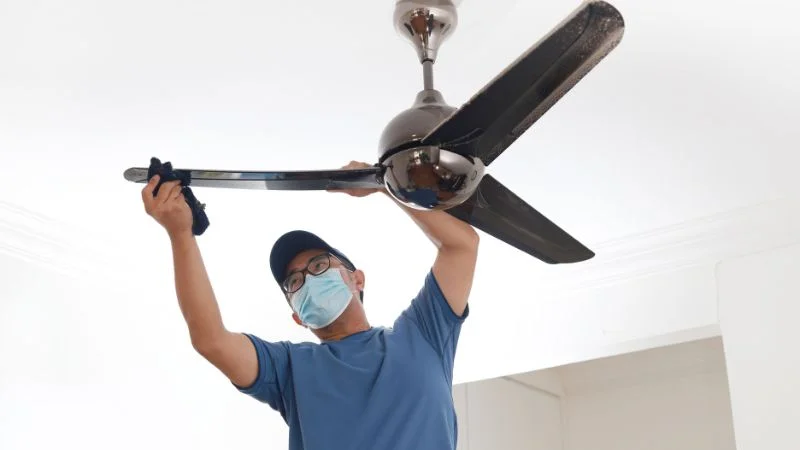 4 cách đuổi ruồi bằng dầu gió vô cùng đơn giản mà hiệu quả 9 Thoa dầu gió lên cánh quạt máy