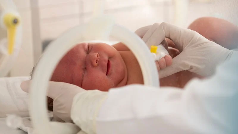 Trẻ 2 tháng tuổi nằm võng được không? Tác hại khôn lường 9 Trẻ 2 tháng tuổi nằm võng có thể bị gây cản trở đường hô hấp