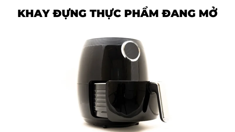 Cách tự sửa quạt nồi chiên không dầu không chạy ngay tại nhà 13 Khay đựng thực phẩm đang mở