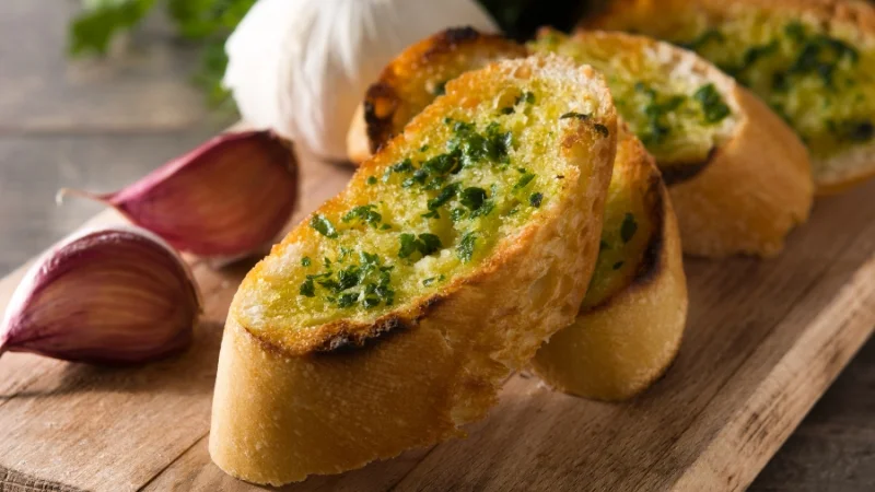 8 cách làm bánh mì bằng nồi chiên không dầu thơm ngon giòn rụm 14 Làm bánh mì bơ tỏi bằng nồi chiên không dầu