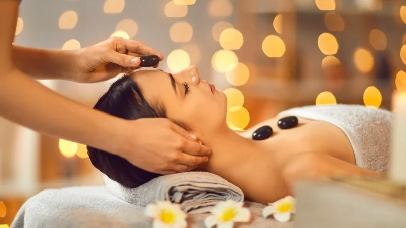 12 cách massage ngực tăng số đo vòng 1 đơn giản tại nhà 28 Sử dụng băng keo dán hoặc đá nóng