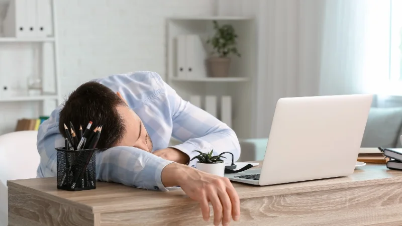 4 cách ngủ trưa văn phòng chuẩn, mang lại nhiều lợi ích 18 Ngủ gục trên bàn