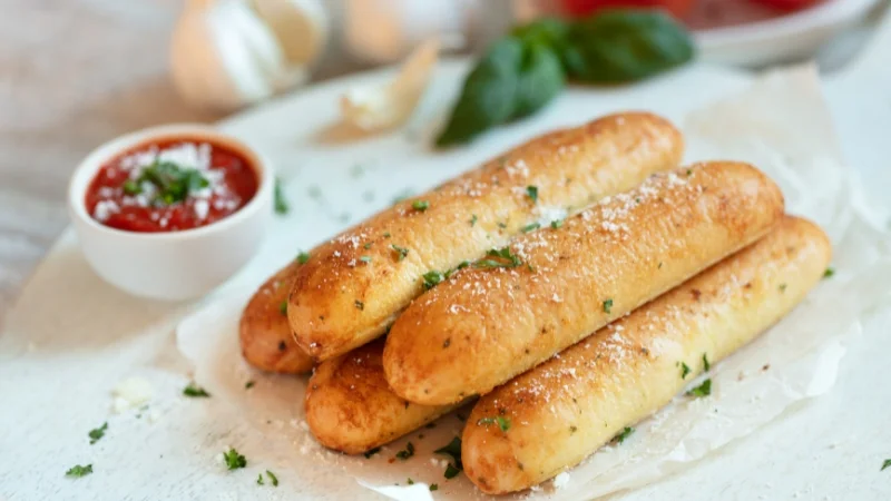Cách nướng bánh mì que bằng nồi chiên không dầu tại nhà 18 Rưới sốt