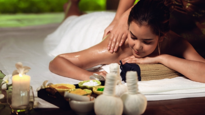 Massage cổ vai gáy: Tác dụng, khuyến cáo và hướng dẫn massage 12 Sử dụng dịch vụ của tiệm massage