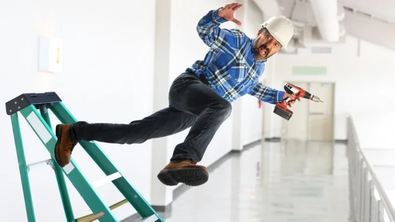 Cách gấp thang chữ A và cách sử dụng thang chữ A 17 Nguy cơ tai nạn và chấn thương