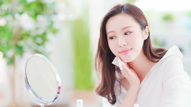 Lợi ích và tác hại khi tẩy trang bằng dầu oliu 12 Dùng dầu oliu và bông tẩy trang