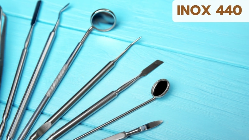 Inox có mấy loại? Khám phá các loại inox phổ biến hiện nay 22 Inox 440 thường được sử dụng để sản xuất dao, lưỡi kéo, dụng cụ cắt và thiết bị y tế như dụng cụ phẫu thuật