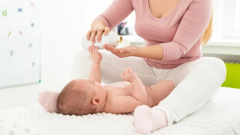 Cách sử dụng dầu oliu cho bé ăn dặm và chăm sóc cơ thể 17 Massage cho bé bằng dầu oliu