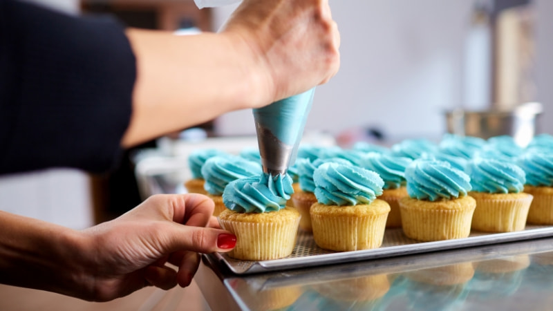 4 cách làm bánh cupcake bằng nồi chiên không dầu đơn giản, dễ làm nhất 30 Đợi bánh nguội hoàn toàn trước khi trang trí kem