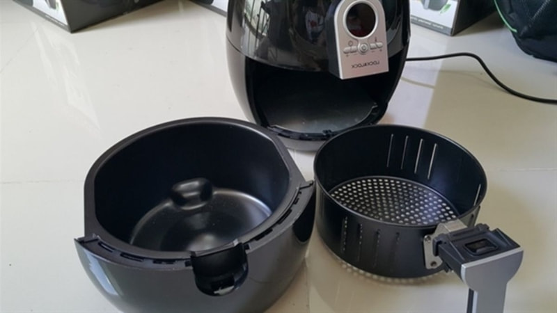 Cách vệ sinh nồi chiên không dầu mới mua trước khi dùng 10 Lấy phần khay chiên và rá chiên ra