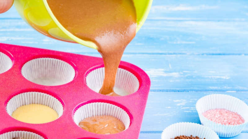 4 cách làm bánh cupcake bằng nồi chiên không dầu đơn giản, dễ làm nhất 29 Không đổ bột bánh quá nhiều vào khuôn