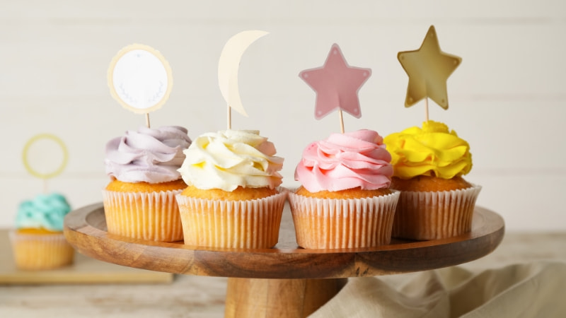 4 cách làm bánh cupcake bằng nồi chiên không dầu đơn giản, dễ làm nhất 31 Trang trí toppers sau khi bánh đã nguội hẳn
