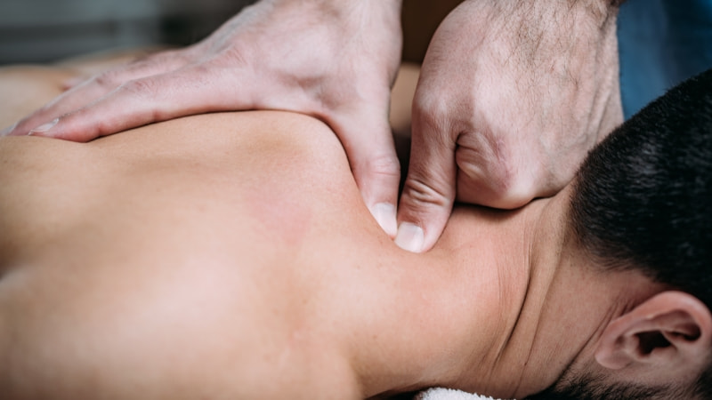 12 cách massage cổ vai gáy cho nam hiệu quả tại nhà 13 Massage bóp dọc theo cơ sau cổ