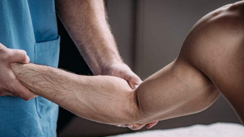 12 cách massage cổ vai gáy cho nam hiệu quả tại nhà 15 Massage cánh tay phía trên