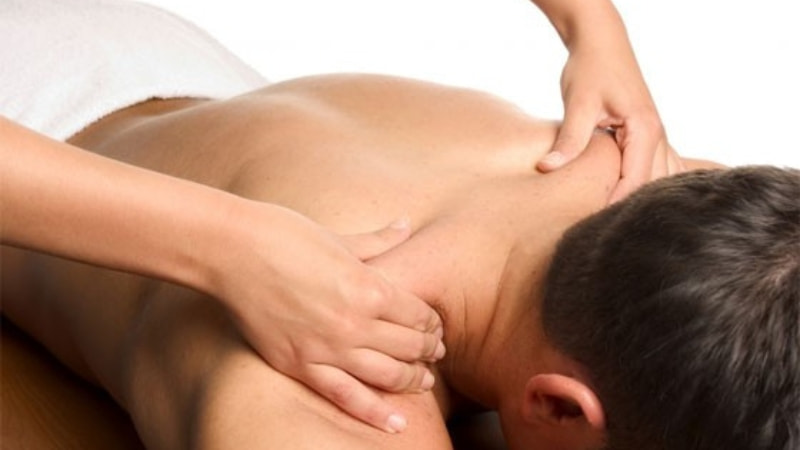 12 cách massage cổ vai gáy cho nam hiệu quả tại nhà 14 Massage vùng giữa hai bả vai