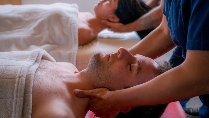 12 cách massage cổ vai gáy cho nam hiệu quả tại nhà 16 Massage lăn tay quanh vùng dưới cổ