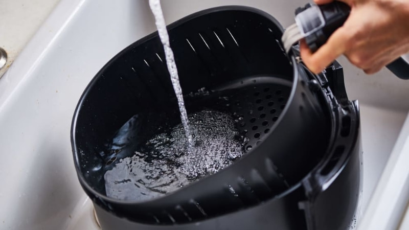 Cách vệ sinh nồi chiên không dầu mới mua trước khi dùng 12 Rửa lại với nước sạch