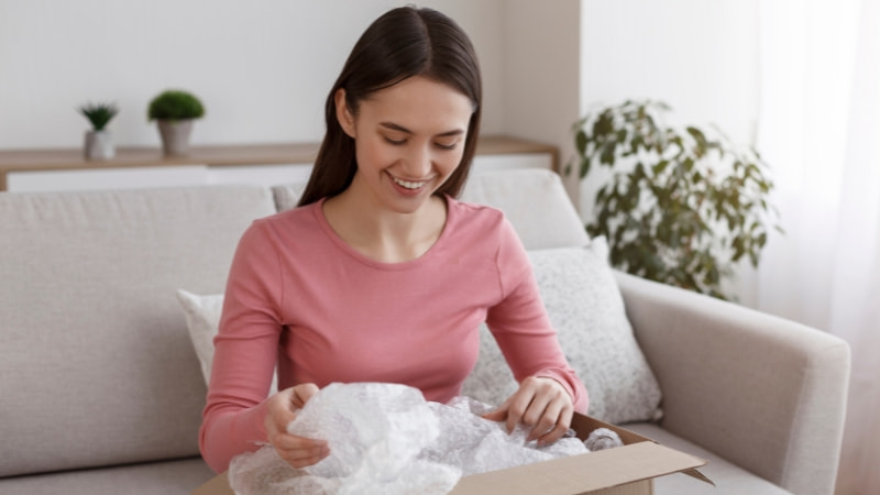 Cách vệ sinh nồi chiên không dầu mới mua trước khi dùng 9 Thảo bỏ bao bì mút xốp bảo vệ nồi chiên không dầu