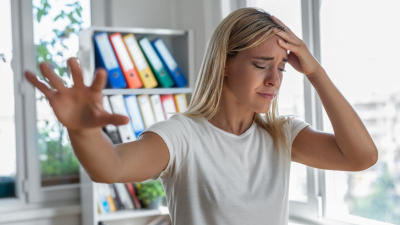 Formaldehyde có độc không? 14 tác hại của Formaldehyde 12 Gây đau đầu và chóng mặt