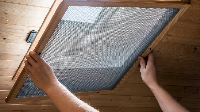 Mách bạn 20 cách đuổi muỗi hiệu quả mà không hề độc hại 28 Lắp cửa lưới chống muỗi là một giải pháp hiệu quả và lâu dài để ngăn chặn muỗi xâm nhập