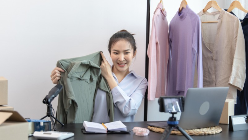 Mách bạn 20 cách đuổi muỗi hiệu quả mà không hề độc hại 30 Nếu bạn mặc các màu sáng như trắng, xanh nhạt hoặc vàng sẽ giúp bạn ít bị muỗi tấn công hơn