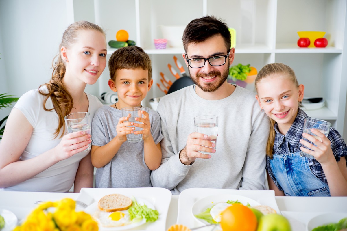 Máy lọc nước ion kiềm tác dụng gì? Ứng dụng trong đời sống 11 Nước ion kiềm giúp trung hòa axit dư thừa trong cơ thể, mang lại lợi ích cho người gặp vấn đề về dạ dày, trào ngược axit và tiêu hóa