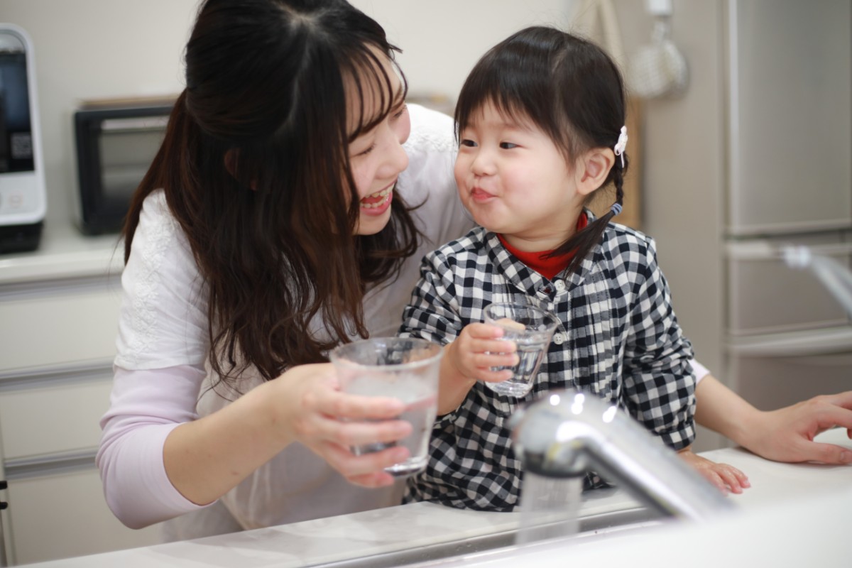 Máy lọc nước ion kiềm tác dụng gì? Ứng dụng trong đời sống 14 Tùy vào độ tuổi mà bạn nên cân nhắc cho bé sử dụng nước kiềm