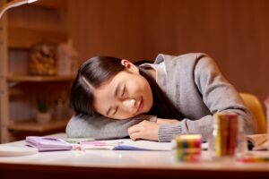 Tại sao ngủ trưa dậy lại đói? Nguyên nhân và cách khắc phục