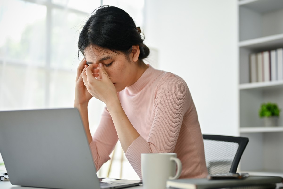 13+ nguyên nhân ngủ trưa dậy thấy tim đập nhanh 11 Thiếu ngủ trong thời gian dài sẽ khiến bạn rối loạn hệ thần kinh và tim mạch, dẫn đến tình trạng ngủ trưa dậy thấy tim đập nhanh