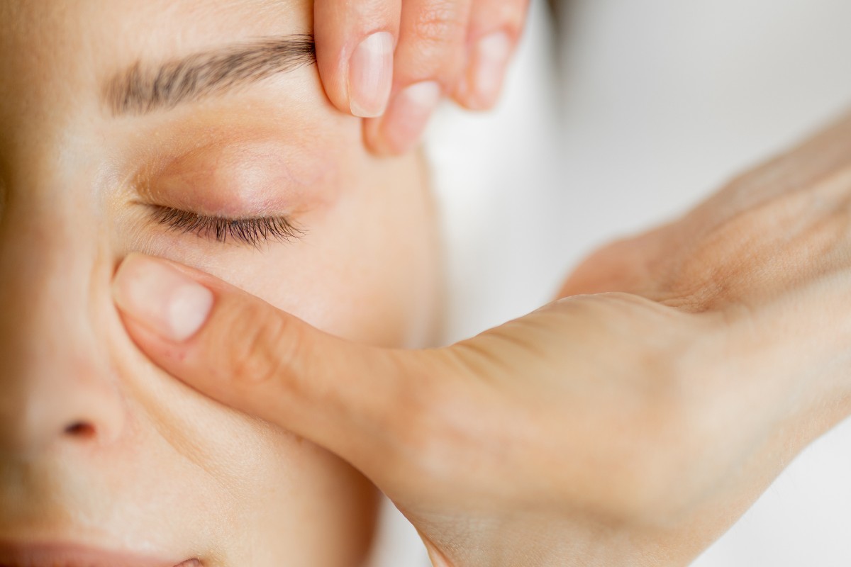 Hướng dẫn massage mắt đúng cách đơn giản ngay tại nhà 12 Massage mắt sẽ giúp bạn thư giãn và giảm căng thẳng hơn