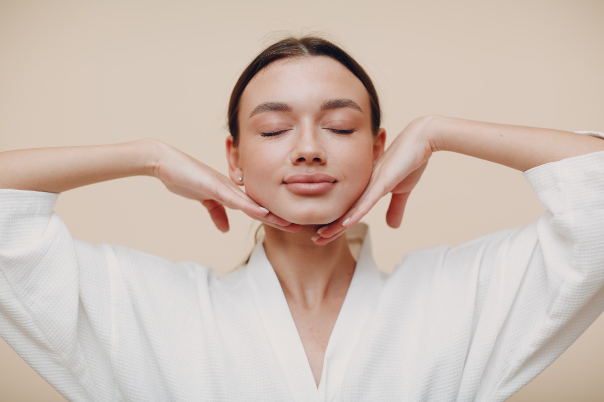 Massage theo hướng từ dưới lên sẽ giúp bạn giảm mỡ vùng cằm và cổ
