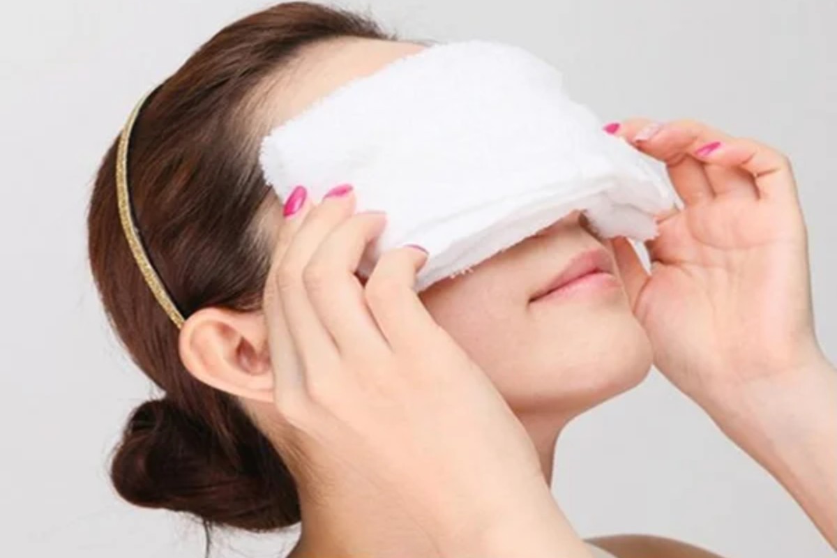 Hướng dẫn massage mắt đúng cách đơn giản ngay tại nhà 17 Sử dụng khăn ấm để massage mắt