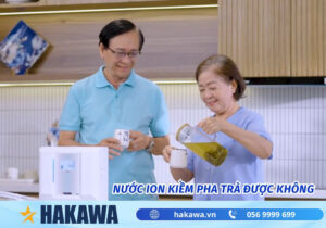 nước ion kiềm pha trà được không