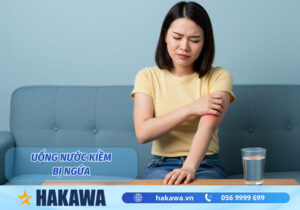 Uống nước kiềm bị ngứa